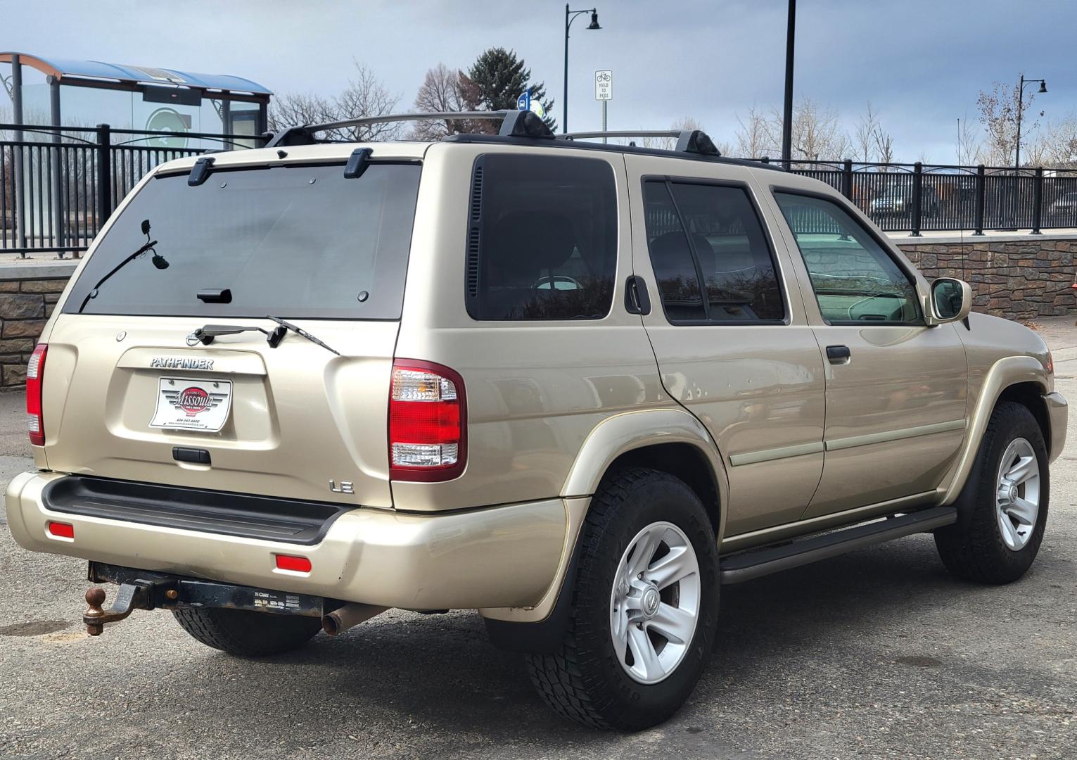 2002 Gold /Tan Nissan Pathfinder LE (JN8DR09Y22W) with an 3.5L v6 engine, Automatic transmission, located at 450 N Russell, Missoula, MT, 59801, (406) 543-6600, 46.874496, -114.017433 - 4WD SUV. 3.5L V6. Automatic Transmission. Heated Seats. Power Leather Seats. Power Sunroof. Air. Cruise. Tilt. AM FM CD Player. Power Windows and Locks. Because of the age, Financing is not available on this vehicle. - Photo#5